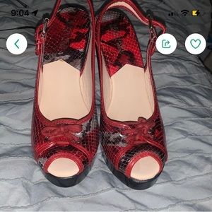 Michael Kors size 7 black and red platform shoe